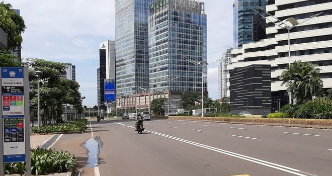 Jalan Jendral Sudirman DKI Jakarta sepi akibat isu virus corona. Kendati demikian, aktivitas masyarakat masih tetap berlangsung. 