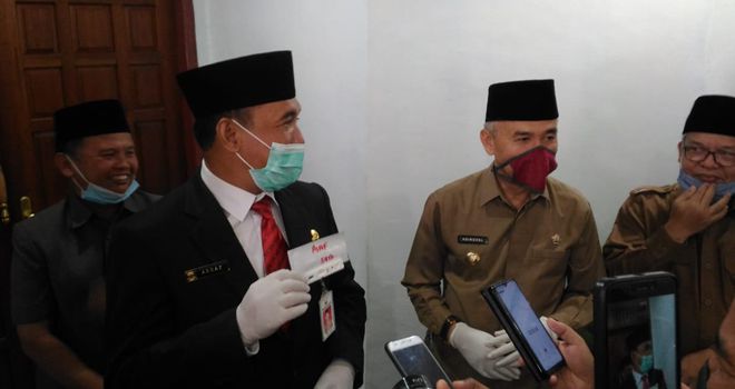 Asraf S.Pt memperlihatkan hasil Rapid Tes yang telah dilakukan yakni Negatif atau tidak terpapar covid - 19.