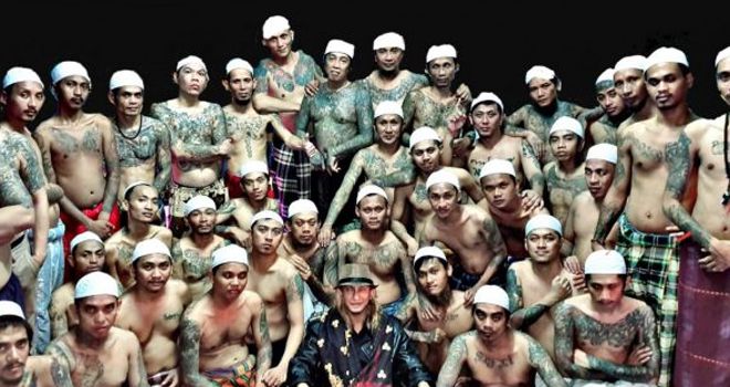 Habib Bahar berpose bersama puluhan tahanan.
