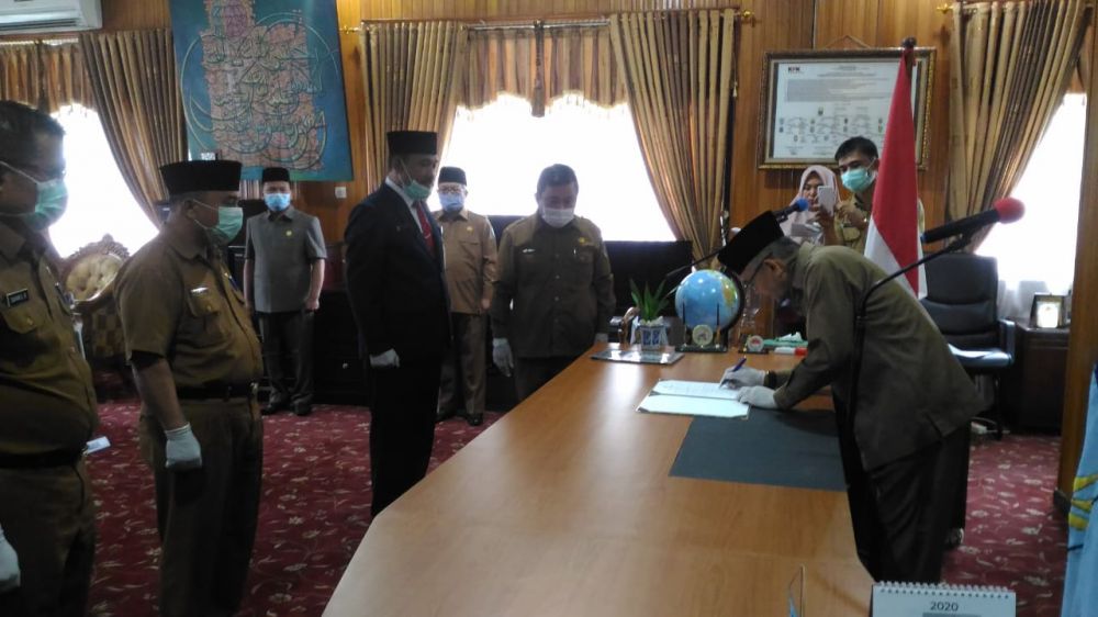 Bupati Kerinci, Adirozal, pada Senin (27/04/2020) hari ini melantik Asraf, S.Pt sebagai Penjabat (Pj) Sekretaris Daerah (Sekda) Kabupaten Kerinci.