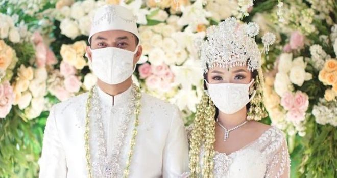 Zaskia Gotik dan suami, Sirajuddin Mahmud mengenakan masker dan sarung tangan saat akad nikah.