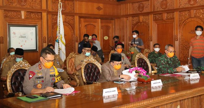 Kapolda, Gubernur Jambi serta Dandrem 042 Gapu Bahas Kesiapan Antisipasi Karhutla Melalui Zoom Cloud Meeting.
