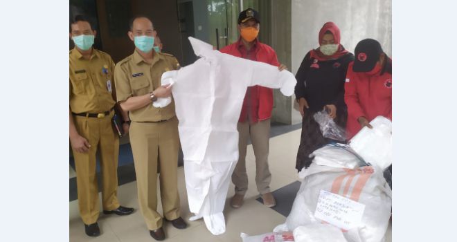 DPD PDIP Jambi Serahkan Bantuan APD untuk Tenaga Medis RSUD Raden Mattaher.