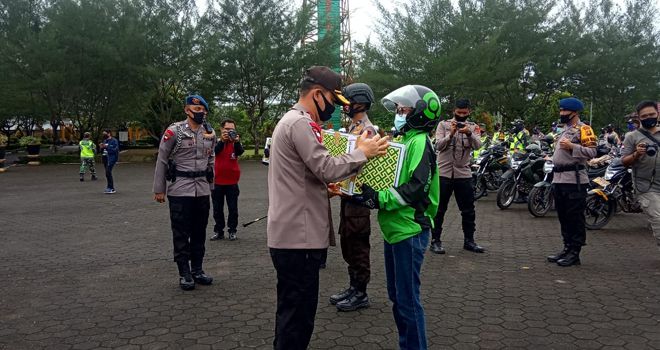 Polda Jambi kembali memberikan bantuan kepada masyarakat Jambi yang terdampak Covid 19, penyerahan kali ini beda dengan bantuan Sebelumnya, penyerahan itu di bantu dengan pasukan ojek online (Ojol), Kamis (30/4).