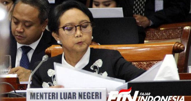 Menteri Luar Negeri, Retno Marsudi mendengarkan pertanyaan yang diajukan anggota Komisi I DPR RI dalam rapat kerja (raker) perdana di Kompleks Parlemen, Senayan, Jakarta, Selasa (12/11/2019).