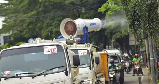 Mobil PMI saat melakukan penyemprotan cairan disinfektan di beberapa titik di wilayah Jabodetabek.