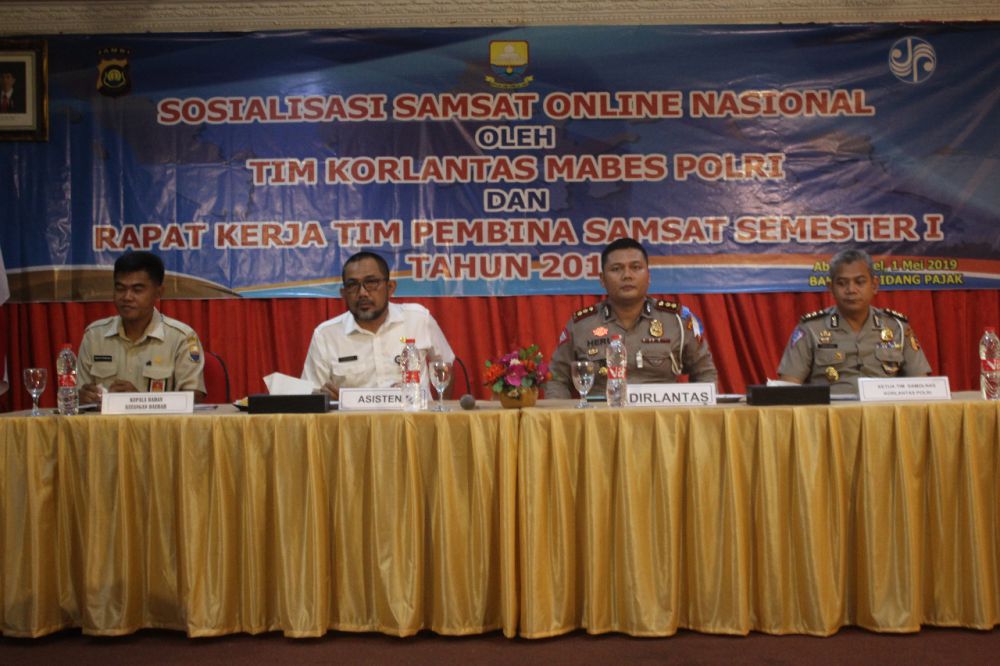 Dari kiri Kepala Bakeuda Provinsi Jambi, Kepala PT. Jasaraharja cabang Jambi, Asisten III, Kasat PJR Dirlantas Polda Jambi dan Kasubdit BPKB Korlantas Polri