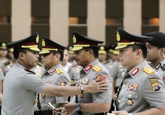 Kapolri Jenderal Polisi Idham Azis (kiri) saat melantik beberapa Jendral Polri. 