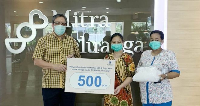 
DONASI- Perwakilan Zurich Indonesia, Faustinus Wirasadi (kanan) menyerahkan donasi masker N95 dan APD kepada manajemen RS Mitra Kemayoran, Jumat (1/5)
