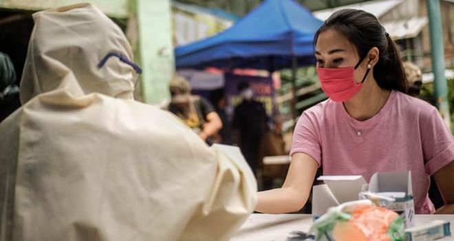 
Petugas Dines Kesehatan Provinsi Banten menggelar Rapid Test Covid-19 di halama pasar PD. Anyar Tangerang, Banten. (21/4). Dalam melaksanakan skrining, Dinkes Provinsi Banten menempatkan sepuluh (10) orang petugas kesehatan yang berasal dari lima (5) orang petugas dinkes provinsi dan lima (5) orang petugas dari dinkes kab/kota yang terdiri dari dokter, perawat, dan analis kesehatan pada setiap lokasi. Skrining Covid-19 dilaksanakan mulai pukul 09.00 WIB hingga selesai. 