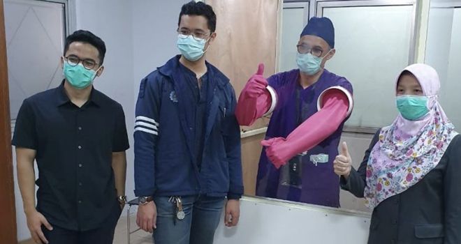 
TERMURAH: Fakultas Teknik Mesin Institut Teknologi Bandung (ITB) menciptakan alat bernama Swab Chamber. Alat ini berfungsi untuk memisahkan kontak antara pasien dengan tenaga medis, sehingga tidak terjadi tatap muka secara langsung terpisah oleh kaca. 
