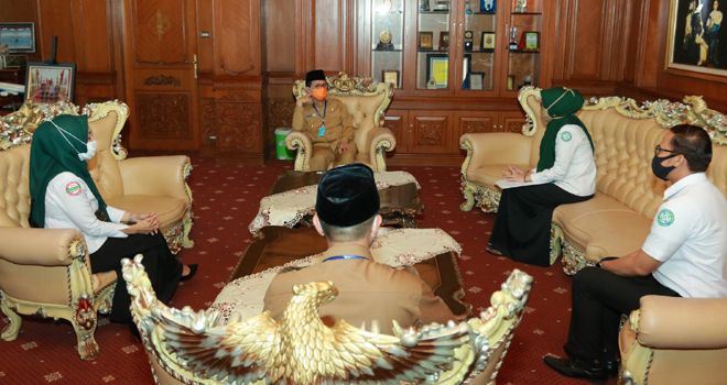 Gubernur Jambi Fachrori Umar, menerima kunjungan Kepala BPJS Provinsi Jambi di Ruang Kerjanya, Senin (4/5).