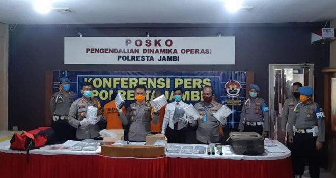 Kapolda Jambi Irjend Pol Firman Shantyabudi memperlihatkan barang bukti yang berhasil diamankan aparat beberapa waktu lalu.
