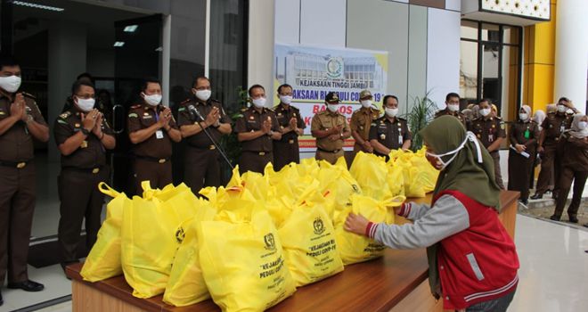 Kajati Jambi Yudhi Sutoto menjelaskan pembagian paket sembako ini dilaksanakan serempak di seluruh Kejaksaan se Indonesia.
