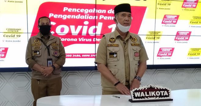 Walikota Jambi Sy Fasha pada jumpa persnya di ruang COC kantor Walikota Jambi, Selasa (5/5)