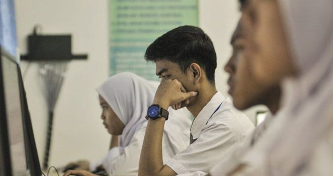 Sejumlah siswa mengikuti Ujian Berbasis Komuter (UNBK) di Sekolah Menengah Kejuruan Negri 50 Jakarta, Senin (25/3/2019).