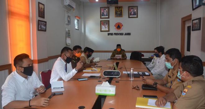 Rapat Koordinasi dan Sosialisasi Pelaksanaan Pendampingan dan Akuntabilitas Penanganan Covid-19, bertempat di Ruang Rapat Sekretaris Posko Gugus Tugas Penanganan Covid-19 Badan Penanggulangan Bencana Daerah (BPBD) Provinsi Jambi, Senin (04/05).