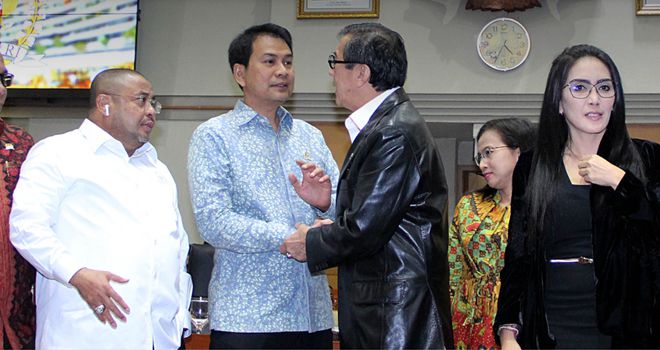 Menteri Hukum dan HAM Yasonna H. Laoly (jaket hitam).