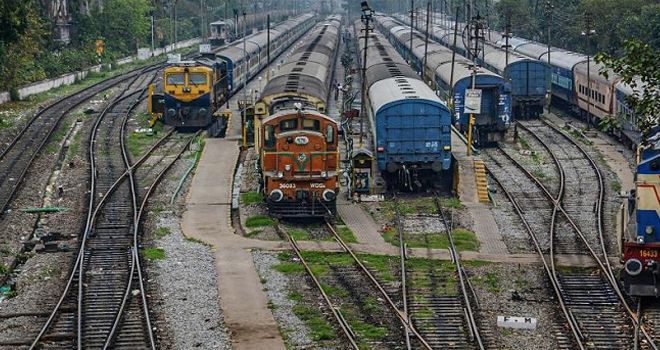 Kereta berjejer diparkir di stasiun kereta api yang sepi selama 'Jam malam Janta' setelah pandemi virus corona di Guwahati, India.
