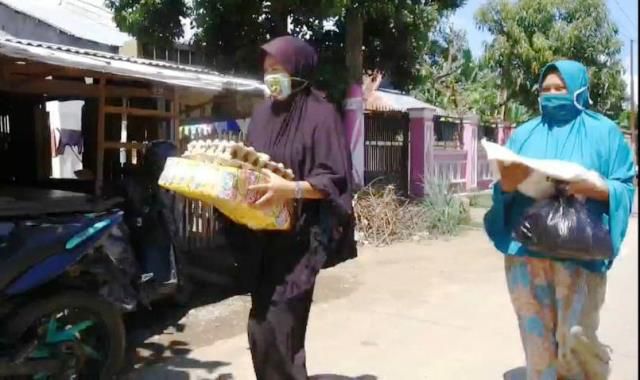 Irma bersama kerabatnya mengembalikan sembako yang bukan haknya.