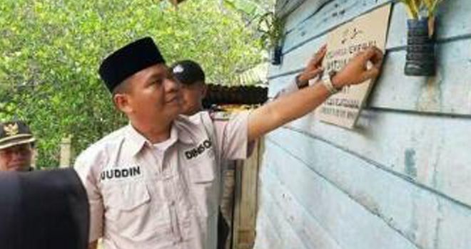 Kepala Dinsos Sarolangun, Juddin, saat melakukan pendataan penerima BLT kepada Kemensos, guna menggurangi beban masyarakat, beberapa waktu lalu.
