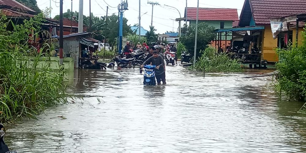 Banjir tutupi badan jalan di kawasan legok