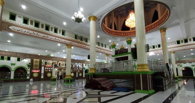 Suasana Masjid Dimalam bulan Ramadan.