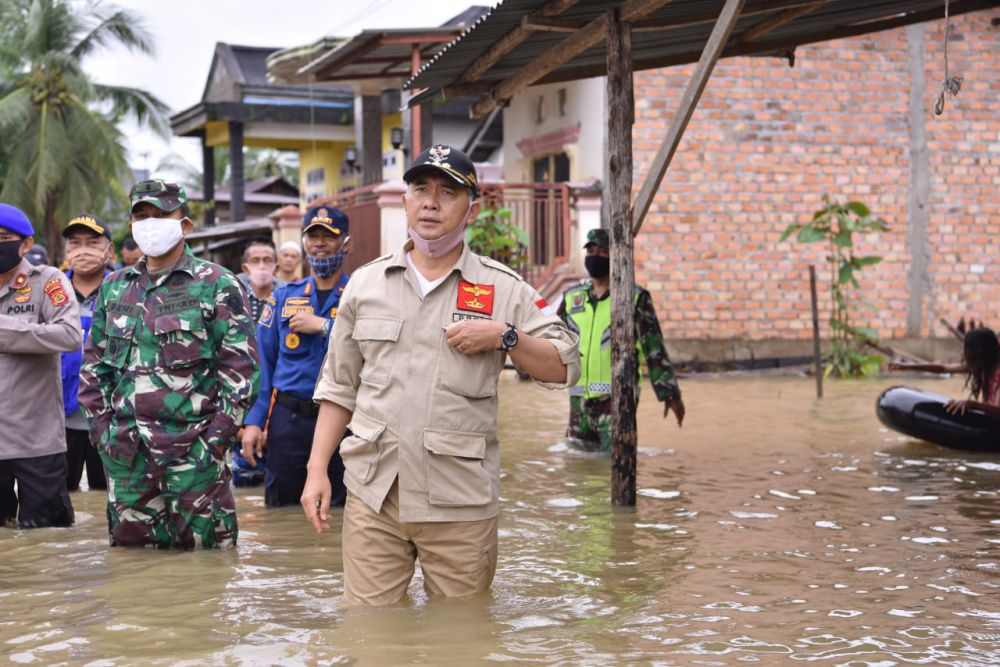 Walikota Jambi Sy Fasha bersama Forkopimda meninjau banjir di Kota Jambi Jumat kemarin (8/5)