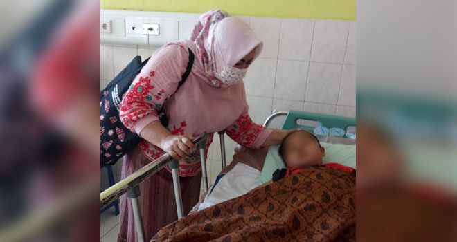 Ketua Fraksi PDI Perjuangan Besuk Bocah Penderita Gagal Ginjal di RSUD Raden Mattaher.