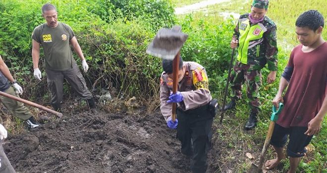 Kompol A Muh Zakir menggali kubur.