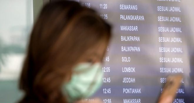 Suasana Bandara Soetta penumpang menggunakan masker.
