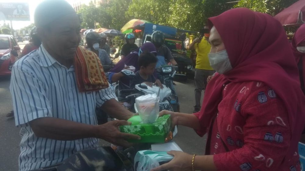 Persatuan Istri Anggota DPRD Sarolangun Bagi-bagi Takjil dan Masker Secara Gratis