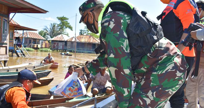 Danrem Dampingi Gubernur Jambi Bagikan Sembako Bagi Warga Terdampak Banjir.