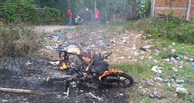 Satu unit motor milik jambret, akhirnya dibakar massa di Desa Sumur Jauh, Kecamatan Danau Kerinci Barat, Kabupaten Kerinci.