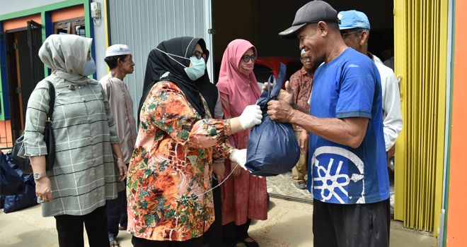 Rahima Fachrori menyalurkan bantuan 280 paket sembako kepada masyarakat di Pasir Panjang RT 02, Tanjung Pasir RT 06, Ulu Gedong RT 02 dan RT 08 Kecamatan Danau Teluk, Seberang Kota Jambi (Sekoja), Sabtu (09/05).