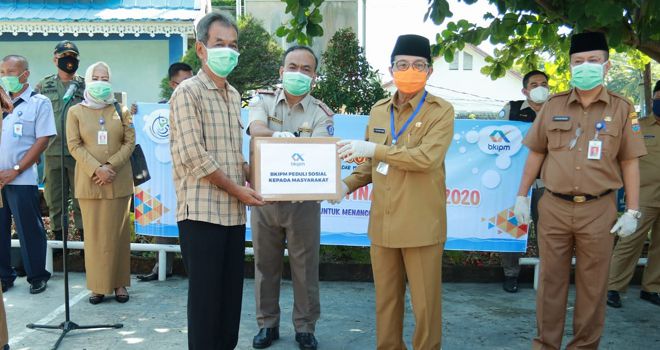  Fachrori saat Menerima Bantuan Secara Simbolis Berupa Paket Ikan Sehat dan Bermutu dari Kementerian Kelautan dan Perikanan (KKP).