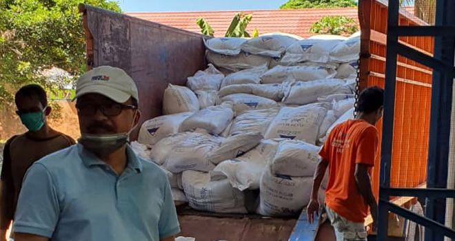 Kepala Bulog Divre Jambi meninjau kedatangan gula pasir di gudang bulog (10/5). Pasokan gula ini berasaldari  Jawa tengah.