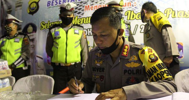 Kapolresta Jambi Kombes Pol Dover Christian melakukan pengecekan Pos Pam Operasi Ketupat 2020 (11/5) 