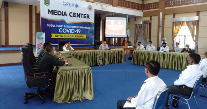 Rapat tim gugus tugas di Aula Kantor Walikota.