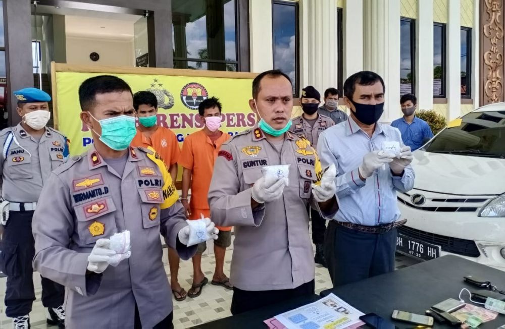 Dua orang tersangka yang merupakan napi asimilasi beberapa waktu lalu kembali berulah, dengan berupaya menyelundupkan sabu dari Riau seberat setengah Kg.

 