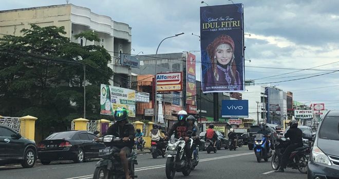 baliho istri mendiang Mantan Gubernur Jambi Zulkifli Nurdin (ZN) ini sepertinya mulai bertebaran di Kota Jambi.

