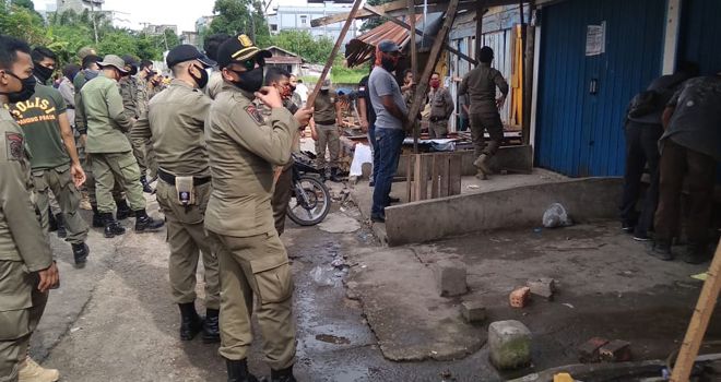 Sejumlah lapak dibongkar paksa oleh petugas.