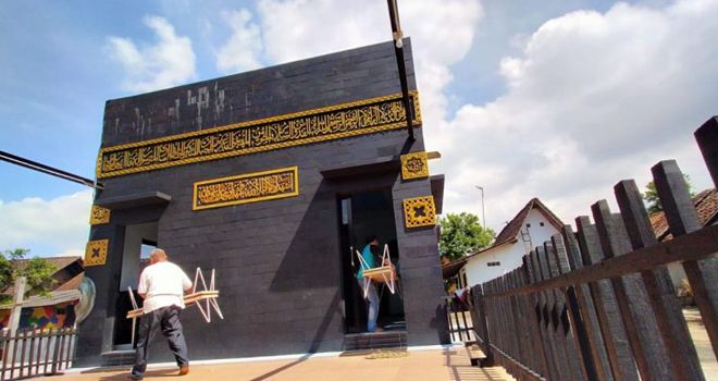  Masjid yang berbentuk kabah ini diyakini dapat mengundang wisatawan baru di Kampung Tidar Campur, Tidar Selatan, Kota Magelang.
