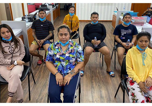 Tujuh mucikari prostitusi online yang ditangkap menjalani pemeriksaan di ruang penyidikan Unit Jatanras Polrestabes Surabaya. Mereka digerebek di salah satu hotel di Surabaya. 