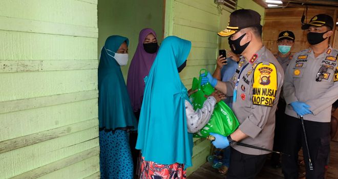 Kapolda Jambi, Irjen Pol Firman Shantyabudi membagikan sembakonya di Keluruhan Penyengat Rendah, Kecamatan Telanaipura, Kota Jambi.