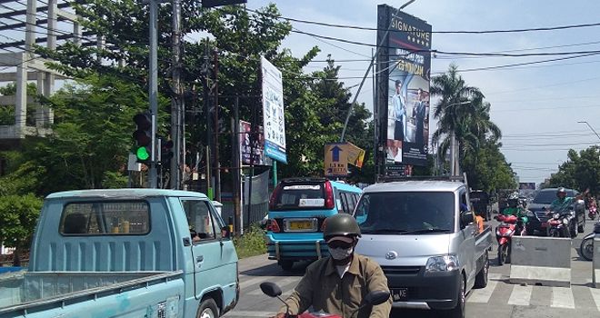 Sejumlah pengendara mobil pribadi dan angkutan nekat menerobos Jalan Jenderal Sudirman usai akses jalan dibuka sebagian.
