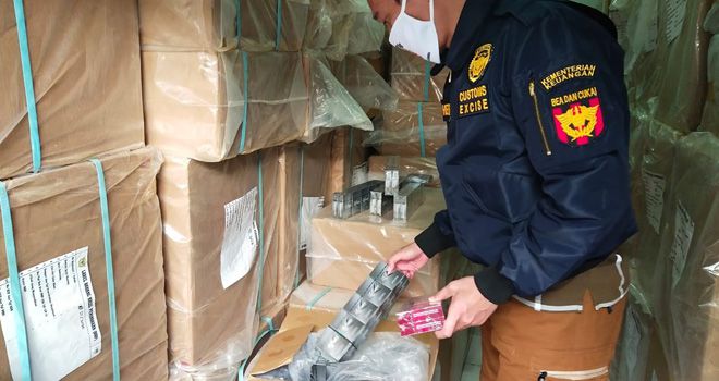 Petugas bea cukai berhasil mengamankan jutaan batang rokok ilegal yang dikemas dalam 124 dus di Jalan Lintas Timur Riau-Jambi
