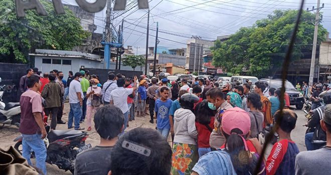 Pedagang menolak ditertibkan oleh Satpol PP Kota Jambi (16/5) kemarin. Sempat terjadi kontak fisik antara pedagang dan petugas.