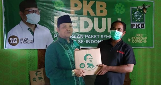 PKB Peduli Serahkan Bantuan Paket Sembako.