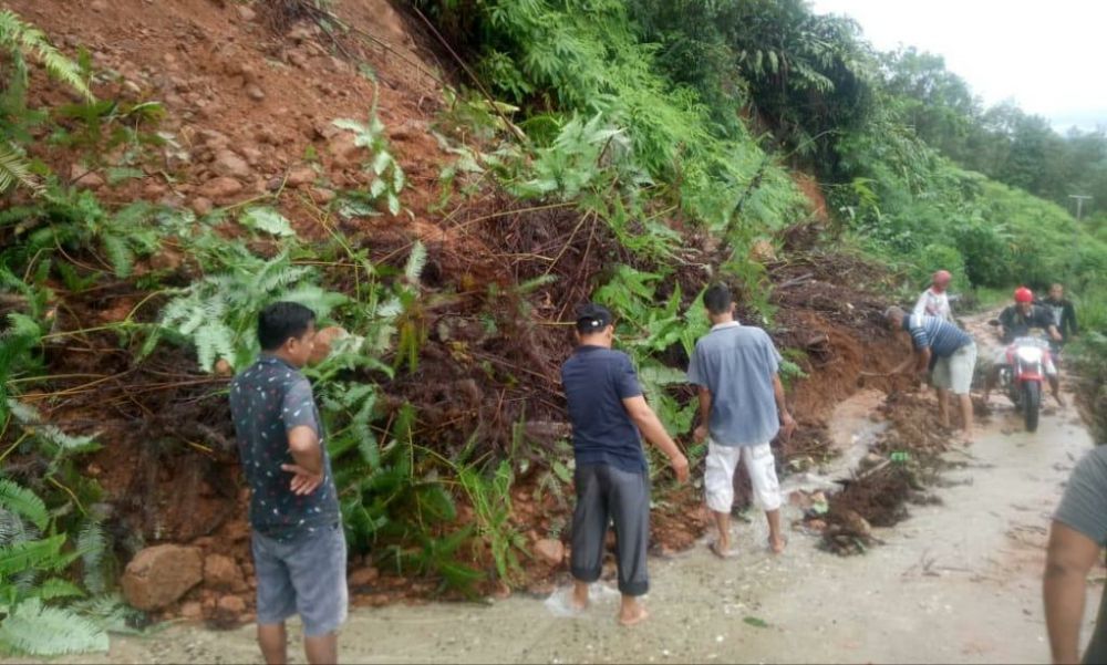 Kondisi longsor di Kecamatan Batangasai akibat curah hujan, Senin (18/5).